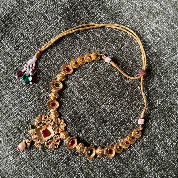 Gold tone Indian set with earrings - Picture 3 of 4